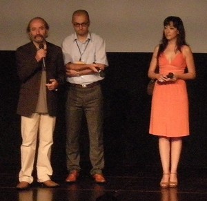 左から1番目：レイス・チェリッキ監督　3番目：デルヤ・ドゥルマズ